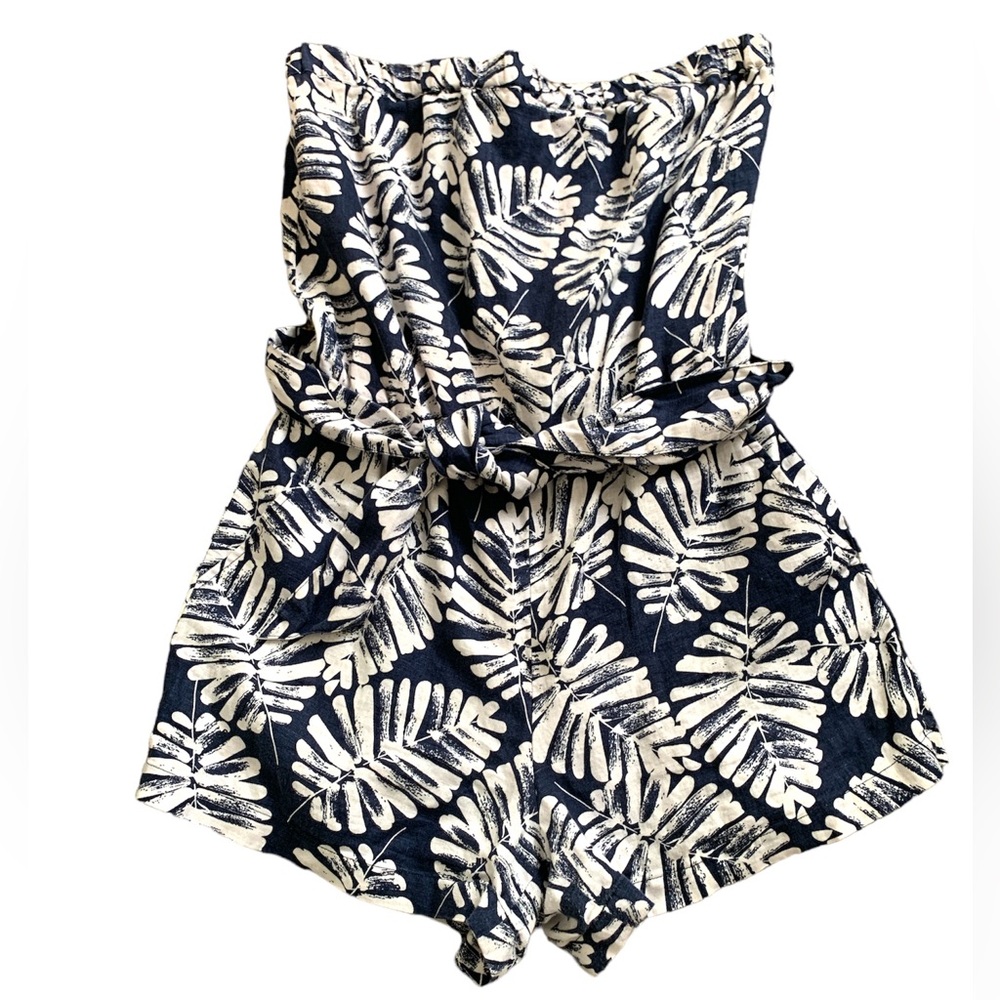 Banana Republic Linen Leaf Print Romper in Navy blue and white. Size 8
